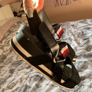 tommy hilfiger bekett platform sandal